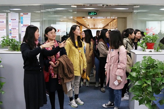 世界杯8833300官网师生走进高教社照片2.jpg